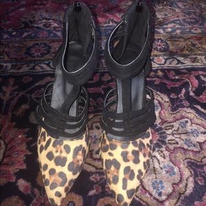Women’s leopard pump with zipper in the back